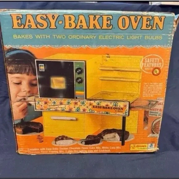 Vintage 1970's Kenner Betty, Crocker Easy Bake Oven In Green w/ Box,  Accessories - Main Image
